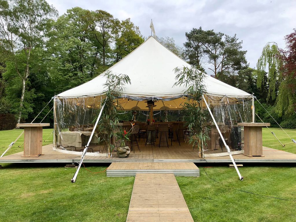 Mooie feesttent voor verhuur met gasten tijdens feestlocatie