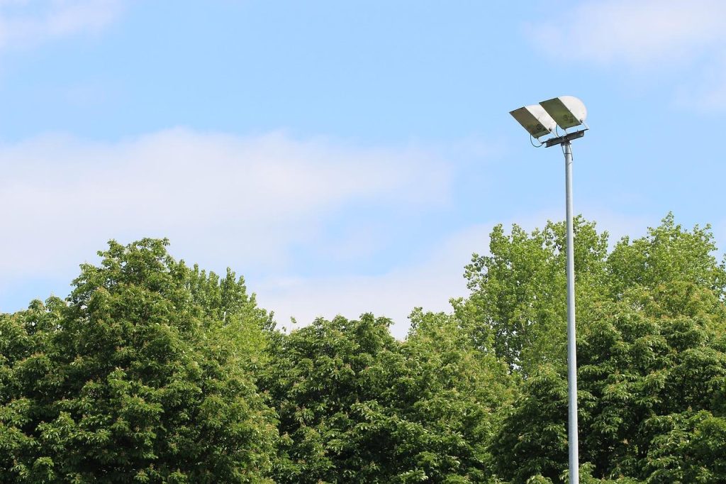 Professioneel onderhoud van sportveldverlichting waarborgt veiligheid en kwaliteit voor avondwedstrijden